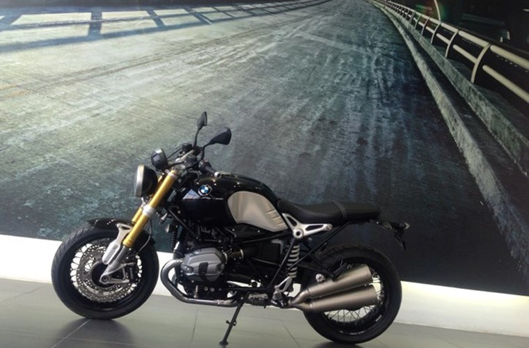 BMW R nineT thiết kế theo phong cách hoài cổ, kiểu môtô đường trường. Xe sử dụng khung bằng thép ống, cặp phuộc trước kiểu hành trình ngược lấy từ S1000RR và gắp đơn phía sau.