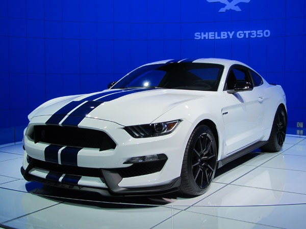 1. 2016 Ford Shelby GT350 Mustang: Chiếc Shelby GT350 làm sống lại dòng xe Mustang từ những năm 1965. Bên dưới mui xe là động cơ 5.8 lít V8 thẳng hàng, có vận tốc xoay 8300 rpm, sản sinh ra 500 mã lực và chỉ phù hợp với hộp số sàn 6 cấp. Hệ thống giảm xóc được đại tu lại và sử dụng các bộ giảm chấn từ lưu biến.