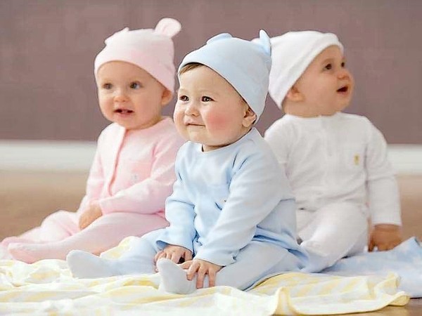 1. Lựa chọn quần áo cho trẻ. Nên lựa chọn loại vải cotton mềm, mịn để tránh da bé bị cọ xát. Ngoài ra, mẹ nên lựa chọn quần áo phù hợp theo mùa cho bé con. Mùa hè nên cho bé mặc quần áo mỏng và rộng. Mùa đông có thể mặc quần áo dài tay giữ ấm. Nếu là đồ len, mẹ mặc cho con một chiếc áo mỏng bên trong tránh vải cọ xát vào da bé.