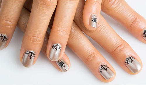 Nail mạng nhện. Đầu tiên đánh son nền, sau đó vẽ những sợi tơ trắng đầu tiên, tiếp theo vẽ những sợi tơ đối xứng, hoàn thành vòng mạng nhện và cuối cùng chấm một chút kim tuyến vào giữa.