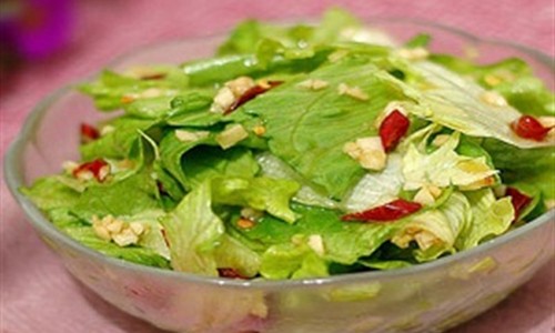 Salad rau diếp và rau cải. Món salad này rất hợp trong những ngày thu se lạnh. Rửa sạch rau diếp thái sợi, rau cải cắt khúc và để vào đĩa ướp chút muối và để một lúc rồi để cho ráo. Làm nước gia vị gồm mù tạt, nước cốt chanh và giấm. Thêm chút muối và hạt tiêu, một chút dầu ô liu. Để rau diếp và cải vào đĩa, rồi rưới đều nước gia vị là có thể dùng được. Món salad này dễ ăn và thanh đạm.