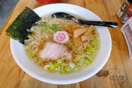 Mỳ Ramen, Nhật Bản. Món mỳ này nấu với nước dùng từ thịt hoặc cá, thường nêm nếm với nước tương hoặc miso và kèm theo thịt heo thái lát mỏng, tảo biển khô, kamaboko và hành tươi, đôi khi có thêm ngô.