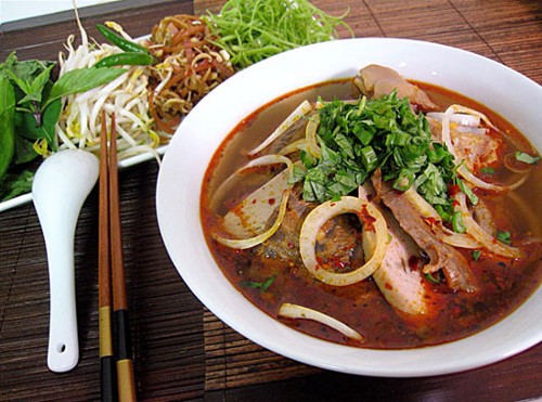  Bún bò Huế. Món ăn từ lâu đã trở thành món ăn quen thuộc ở Hà Nội. Món ăn được phong là linh hồn của ẩm thực Huế này bao gồm bún, thịt bắp bò, giò heo, cùng nước dùng có màu đỏ đặc trưng. Ảnh: bunbohhue 