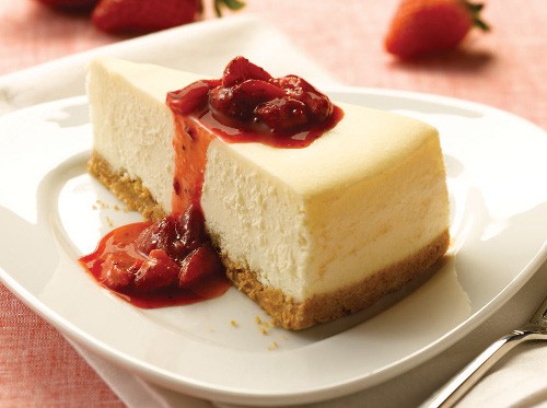 Cheesecake là loại bánh ngọt có thành phần chính là phô mai béo ngậy. Bánh có nhiều hương vị như cheesecake sữa chua, cheesecake chanh leo…Tuy nhiên, món bánh này rất nhanh ngán vì nó khá ngấy. Một lát cheesecake có giá khoảng 40k. Ảnh: howto