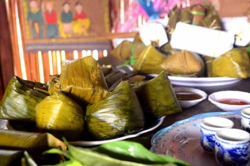 Bánh vắt vai là thứ không thể thiếu trên bàn thờ tổ tiên của mỗi gia đình đồng bào Cao Lan trong ngày Tết Nguyên Đán. Ảnh: bacgiangtv