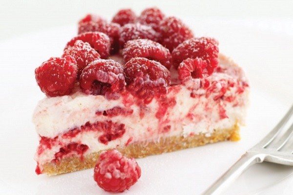 Với nguồn nguyên liệu chính từ bơ và bánh quy, sữa chua... Raspberry Cheesecake có vị chua chua, cộng với vị béo của creamcheese rất hấp dẫn giới trẻ ngay từ cái nhìn đầu tiên. 