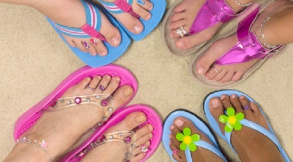  Dép tông xỏ ngón, hay còn gọi là flip-flops, được đặt tên theo tiếng đi khi bạn dùng nó. Dù cho giới trẻ ưa chuộng vì sự gọn nhẹ, năng động thế nhưng những nhà nghiên cứu nhận thấy, đi dép tông có thể ảnh hưởng nghiêm trọng đến sức khỏe của bạn, nhất là gót chân và mắt cá chân.