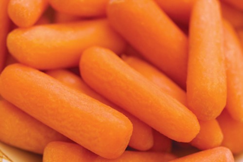  Cà rốt giàu dinh dưỡng, nhất là beta carotene - một tiền chất có thể chuyển đổi thành vitamin A giúp bảo vệ thị lực và tăng khả năng miễn dịch. Nhờ đó mà cà rốt được ưa chuộng trong việc chế biến các món ăn, đặc biệt là dành cho trẻ nhỏ. Tuy nhiên,  tác hại của cà rốt sẽ xuất hiện khi bạn ăn quá nhiều. Ảnh: health