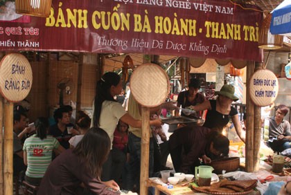 Bánh cuốn Thanh Trì Bà Hoành 37 &amp; 66 Tô Hiến Thành.  Quán bánh cuốn ngon này đông khách từ sáng đến tối với món bánh cuốn tráng sẵn, ăn nguội. Bánh cuốn ở đây có không có thịt, không mộc nhĩ. Điểm hút khách ở đây có lẽ là ở nước chấm có hương vị đậm đà cực chất, có tinh dầu cà cuống xịn cùng nguyên con cà cuống. Ngoài bánh cuốn, quán này cũng phục vụ cả bánh nếp, bánh tẻ, giò lụa cuốn lá...