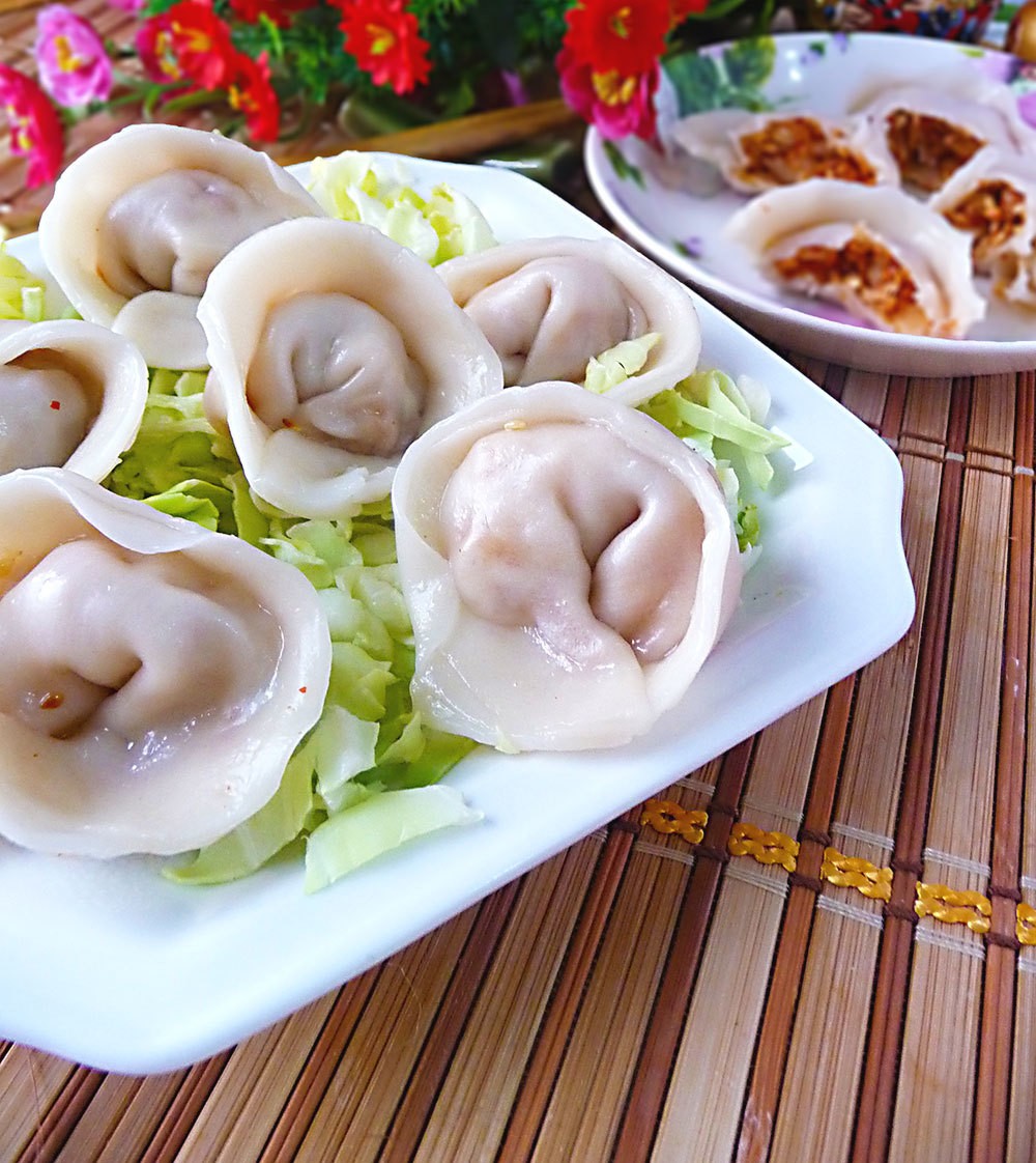 Bánh bao Mandu, Hàn Quốc. Món bánh này của người Hàn tương tự món bánh bao gyoza của người Nhật. Khi được nướng hoặc chiên, món này được gọi là gunmandu. Mandu thường được dùng với nước chấm pha từ xì dầu và dấm.