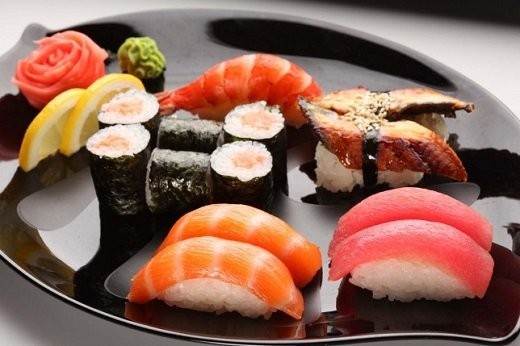  Sushi: Sushi là một trong những món ăn truyền thống đặc sắc của nền  ẩm thực Nhật Bản. Nguyên liệu chính để làm nên món sushi là cơm trộn dấm kết hợp với các loại thức ăn như cá sống, trứng cá, hải sản tươi sống, rau củ, wasabi (mù tạt).