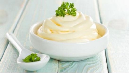 Sốt mayonnaise chứa nhiều dầu canola, nước, trứng, giấm, muối, EDTA disodium canxi... những thành phần này ít nhiều có tác dụng làm đẹp khá hữu hiệu. Chính vì thế, việc làm đẹp với mayonnaise là không hề khó hiểu.