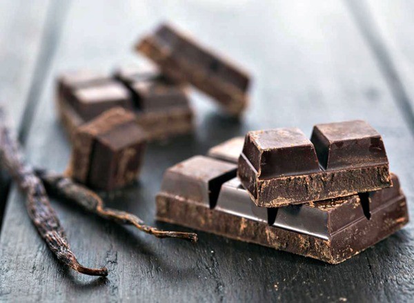 Chocolate đen là một trong những thực phẩm hàng đầu giúp bạn  ngăn ngừa bệnh trầm cảm hiệu quả. Lý do là vì trong chocolate đen có chứa endorphins - một hoạt chất có khả năng cải thiện tâm trạng. (Nguồn Eatthis)