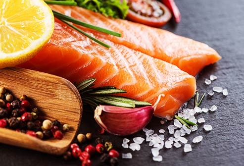  1. Cá hồi cho tóc bóng mượt Các loại cá béo như cá hồi, cá mòi và cá thu có chứa các axit béo omega-3 lành mạnh. Bên cạnh những lợi ích với sức khỏe, các axit béo này cũng giúp  tóc dày đẹp và bóng mượt.