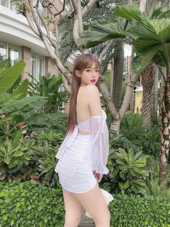 Với nhan sắc xuất thần, nàng hot girl xuất hiện trên JKF. Được biết, JKF là trang tin chuyên đăng tải hình ảnh về các cô gái xinh đẹp, nổi tiếng tại nhiều quốc gia và khá nổi tiếng đối với cộng đồng mạng châu Á.