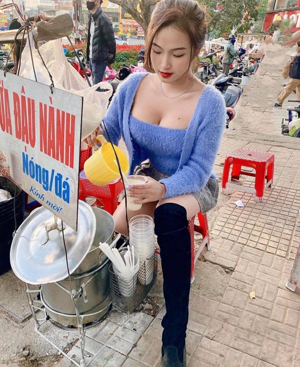 Mới đây, hình ảnh cô gái  mặc trang phục gợi cảm bán sữa đậu nành tại Đà Lạt gây chú ý cộng đồng mạng.