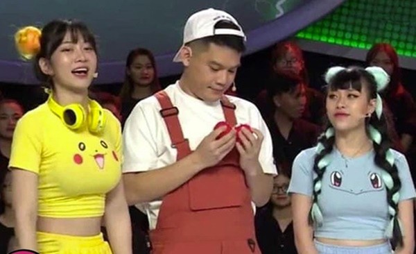 Cách đây không lâu, Lê Bống xuất hiện trên một gameshow truyền hình với  trang phục gây tranh cãi. Theo đó, người đẹp Hà thành chọn cho mình trang phục cá tính nhưng không kém phần gợi cảm.