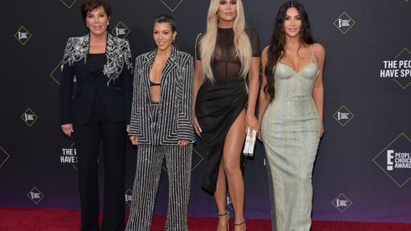  “Gia đình thị phi” Kardashian được biết đến qua chương trình “Keeping Up with the Kardashians". Dù nổi tiếng theo cách rất đặc biệt song không thể phủ nhận các cô gái nhà Kardashian đều sở hữu thân hình nóng bỏng với những đường cong mỹ miều.