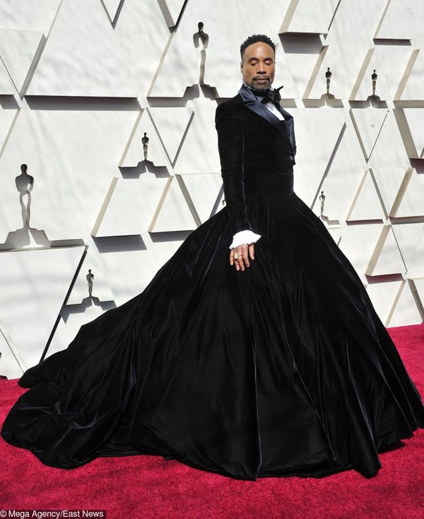 Chiếc  váy tuxedo của Billy Porter. Trong lễ trao giải Oscar 2019, hầu hết các sao nam xuất hiện với bộ vest lịch lãm thì Billy Porter có diện mạo hoàn toàn khác. Cụ thể, Porter chọn mặc áo vest tuxedo ở trên kết hợp với chiếc váy nhung đen quây rộng ở dưới.