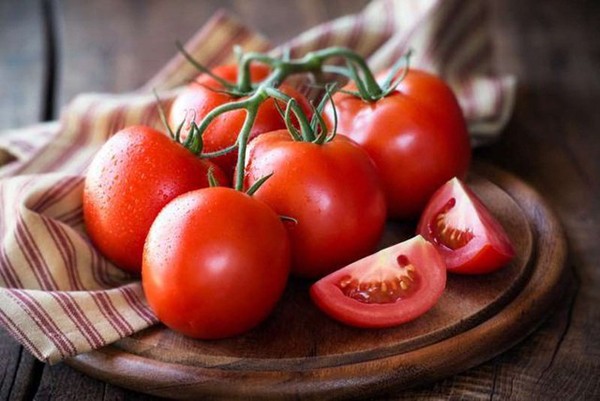 Cà chua xanh: Cà chua vốn chứa nhiều dưỡng chất, vitamin và khoáng chất. Lycopene có trong cà chua là chất chống oxy hóa, giúp cơ thể chống lại nhiều bệnh tật, trong đó có ung thư. Đáng lưu ý, lycopene là loại chất cơ thể không tự tạo ra được mà chỉ bổ sung qua đường ăn uống…Vậy nhưng, cà chua chỉ tốt khi chín. (Ảnh minh họa)