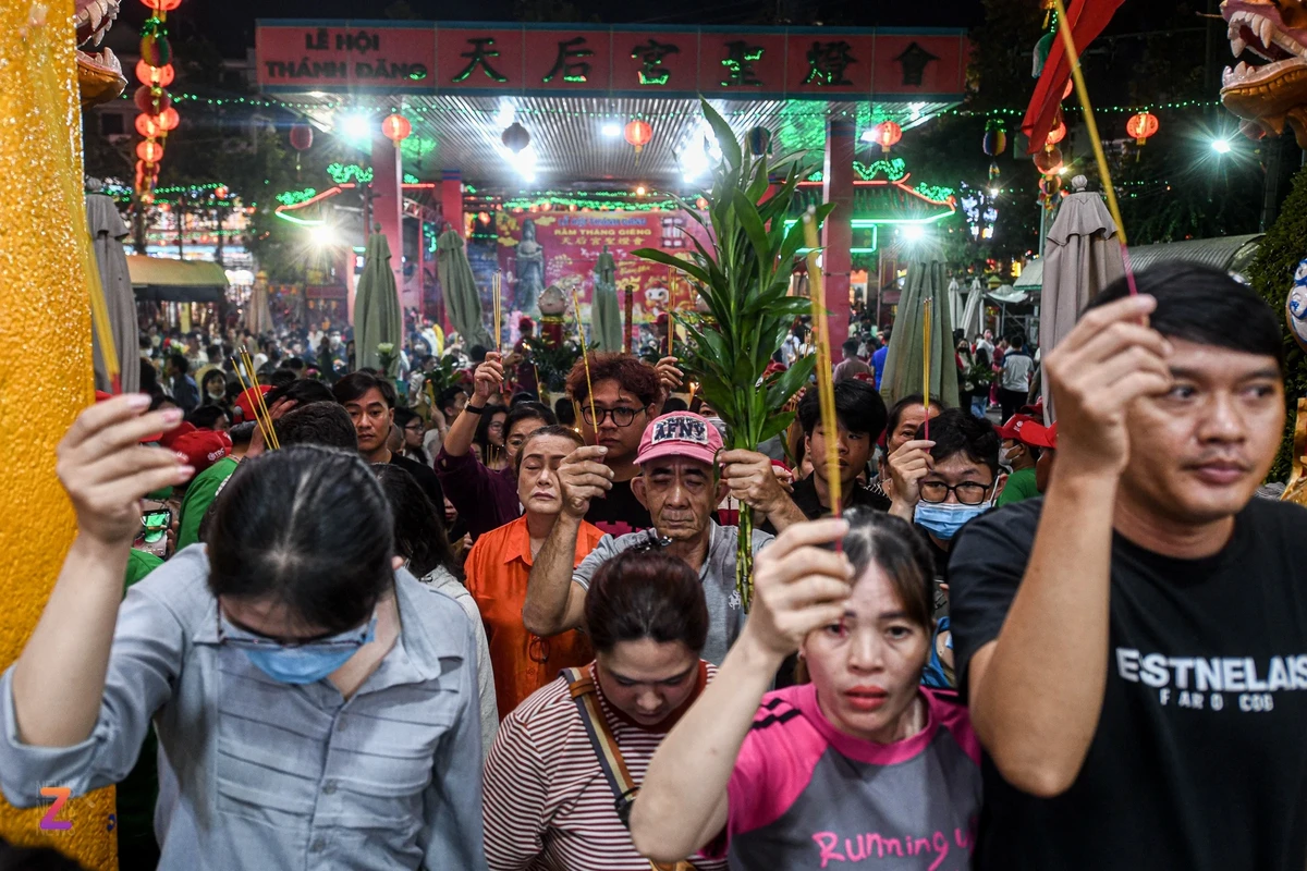 Tối 11/2 (14 tháng Giêng Âm lịch), hàng nghìn người từ khắp các tỉnh, thành đổ về miếu Bà Thiên Hậu (TP Thủ Dầu Một, Bình Dương) để cầu tài lộc và may mắn trong năm mới.