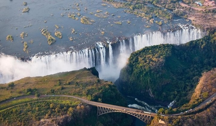 Thác Victoria, Zimbabwe/Zambia: Nhà thám hiểm David Livingstone đặt tên ngọn thác trên sông Zambezi theo tên của nữ hoàng Anh, nhưng người dân địa phương lại gọi nó bằng cái tên Mosi-oa-Tunya, có nghĩa là "khói sấm." Nằm trên biên giới hai nước Zimbabwe và Zambia, ngọn thác này có độ cao 108 m, tạo nên một màn sương mù có thể nhìn thấy từ khoảng cách 20 km.