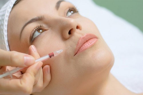 Tiêm botox trẻ hóa làn da. "Nghiện" chạy theo biện pháp làm đẹp này nhất phải kể tới những chị em trong độ tuổi từ 30-40 tuổi trở lên. Với độ tuổi này, mỗi chị em đều thấy làn da đã kém mặn mà và bắt đầu có dấu hiệu lão hóa cũng như nếp nhăn xuất hiện.