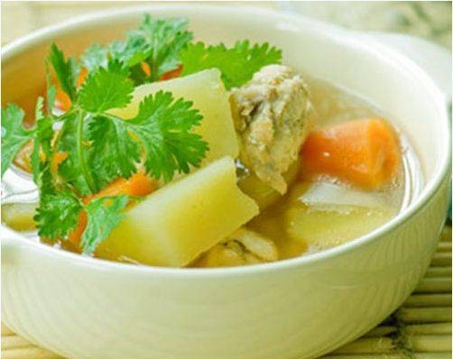 Canh xương bò. Xương bò rửa sạch chặt miếng to, cho vào nước nấu khoảng 5 phút, vớt ra. Cà rốt rửa sạch gọt vỏ, cắt lát. Đặt chảo nóng, cho vào một muỗng canh dầu ăn, để lửa nhỏ, xào thơm hành tây, cho nước vào, sau đó cho xương bò, cà rốt, cà chua và bắp cải, tiêu vào chung nấu 3 giờ đồng hồ, sau cùng nêm muối gia vị.