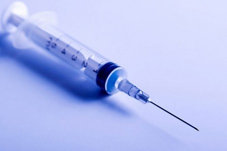 HIV có nhiều ở trong máu. Bơm kim tiêm dùng xong mà không tiệt trùng, hoặc tiệt trùng không tốt thì vẫn còn đọng máu (dù có thể không nhìn thấy). Do đó, nếu dùng chung bơm kim tiêm với một người mang HIV, bạn có thể nhiễm HIV. Nếu bạn mang HIV, bạn có thể truyền cho người khác theo đường ấy.