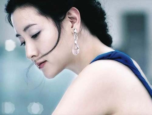 Nàng Lee Young Ae. Gương mặt quảng cáo ăn khách của rất nhiều hãng mỹ phẩm nổi tiếng Lee Young Ae tiết lộ, bí mật để có được làn da trắng mịn, hoàn hảo chính là nhờ mặt nạ khoai tây. Mỗi tuần 2 lần, cô đắp mặt nạ khoai tây trộn với sữa tươi. Chọn một củ khoai tây gọt sạch vỏ, luộc chín rồi nghiền nhuyễn, trộn với 30ml sữa tươi, đắp lên mặt từ 15 – 20 phút rồi rửa lại vào nước ấm.