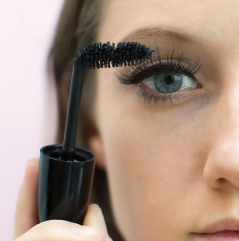 Bẻ cong đầu mascara nếu bạn muốn chuốt hết hàng mi cả ở những nơi khó chuốt nhất.