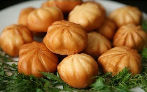 Bánh bao chiên nóng hổi. Vào những ngày lạnh, Với lớp vỏ ngoài giòn thơm, lớp bột trắng bên trong mềm mại và nhân thịt sần sật, món bánh bao chiên đem đến cho chúng ta cảm giác vô cùng ngon miệng. Một đĩa bánh bao chiên 10 chiếc kèm thêm hộp sữa đặc có giá 20.000 đồng cũng là món ngon bạn không nên bỏ qua những ngày đông rét mướt.