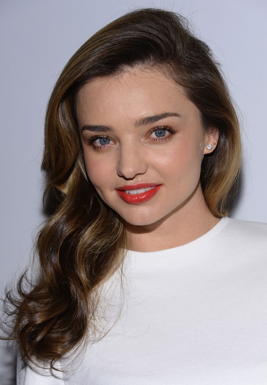 Miranda Kerr  đánh mắt bằng son dưỡng môi. Theo các chuyên gia, bạn nên thử dùng một chút son dưỡng môi thay vì phấn mắt, nó sẽ có tác dụng như phấn ‘hightlight’ cho đôi mắt bạn lấp lánh hơn. Điều lưu ý là bạn nên chọn một loại dưỡng bóng môi có nguồn gốc từ thiên nhiên bởi son bóng thông thường có thể làm tắc nghẽn lỗ chân lông của bạn và nó cũng khá nhờn dính. Bạn chỉ nên thoa một ít son dưỡng môi không màu vào trong mí mắt của mình.