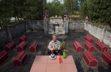 Bên trong nghĩa trang trên một ngọn đồi nhỏ, cựu chiến binh Đỗ Đức Diu ngồi giữa khu mộ tập thể của 12 đứa con, những nạn nhân tử vong sau khi chào đời do mắc dị tật bẩm sinh.