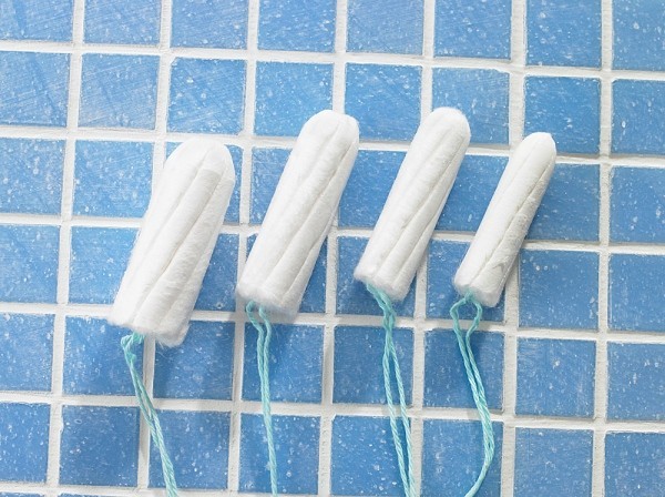 Rách màng trinh do  dùng tampon đi biển. Rách màng trinh là một trong những tai nạn rất dễ xảy ra khi sử dụng tampon. Do đặc trưng kích thước của tampon rất nhỏ, nếu không biết sử dụng đúng cách, chúng mình hoàn toàn có thể dẫn đến tai nạn không mong muốn này. Ngoài ra, một số bạn nữ có lỗ màng trinh rất nhỏ, vì thế việc đặt tampon cũng có thể gây đau và làm rách lớp màng mỏng manh.