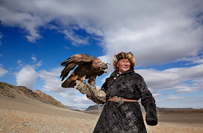 Trải dài từ vùng Siberia của Nga xuống sa mạc Gobi của Mông Cổ, đây là một trong những địa điểm hoang vắng và khắc nghiệt nhất hành tinh. Tại nơi này, chỉ một số ít những người thuộc dân tộc Kyrgyzstan và Kazakh còn lưu giữ nghệ thuật thuần dưỡng  đại bàng săn mồi.