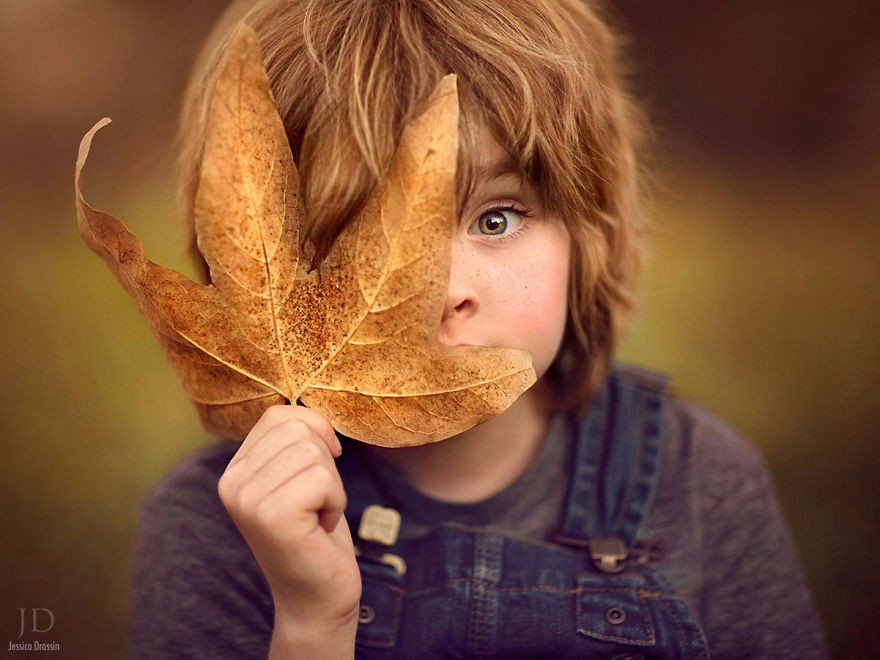 Jessica Drossin đã từng là một nhà thiết kế đồ họa. Cô tốt nghiệp nhiếp ảnh nghệ thuật chân dung tại Los Angeles. Cô có bằng cử nhân mỹ thuật (hội họa) và đã làm việc cho các công ty về video game như Blizzard Entertainment.