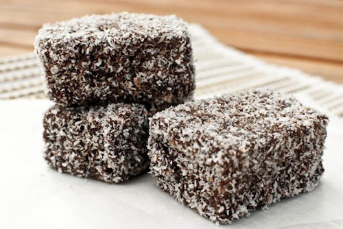 Bánh Lamington: Lamington là tên một loại bánh nổi tiếng trong số những  món ăn Úc rất được ưa chuộng. Đây là loại bánh rất phổ biến trong các cửa hàng bánh, quán cafe tại Úc. Thậm chí, kể từ năm 2006, ngày 21.7 đã được chọn làm ngày Lamington toàn quốc (National Lamington Day).