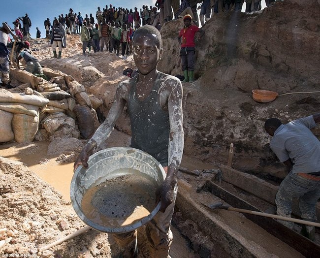 Kim loại coltan được sử dụng để sản xuất bo mạch điện tử cho những thiết bị công nghệ hiện đại nhất như điện thoại di động iPhone hay Samsung. Để khai thác được loại  kim loại quý này, các công nhân tại mỏ Luwow ở Congo phải mình trong bùn đất dưới trời nắng nóng suốt 12 giờ mỗi ngày. Nhưng họ chỉ nhận được mức lương rẻ mạt khoảng 5 USD/ngày.