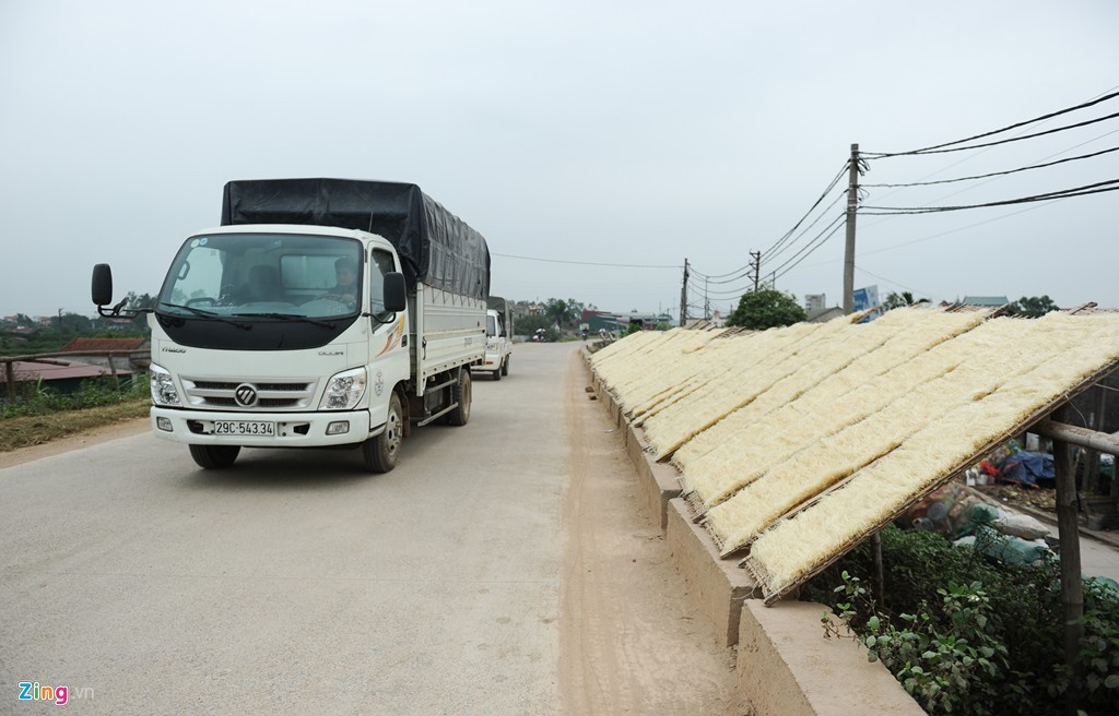 Làng nghề Dương Liễu (huyện Hoài Đức, Hà Nội) làm mì, miến bằng sắn, dong riềng từ những năm 1960. Hiện nay, tại đây có 2800 hộ tham gia sản xuất, mang lại doanh thu hơn 300 tỷ đồng mỗi năm. Tuy nhiên, nhiều hình ảnh chưa đẹp, gây ác cảm đối với người đi qua đường như  phơi miến ven đường vẫn còn khi vấn đề về môi trường và vệ sinh an toàn thực phẩm chưa được các hộ dân nghiêm túc thực hiện.