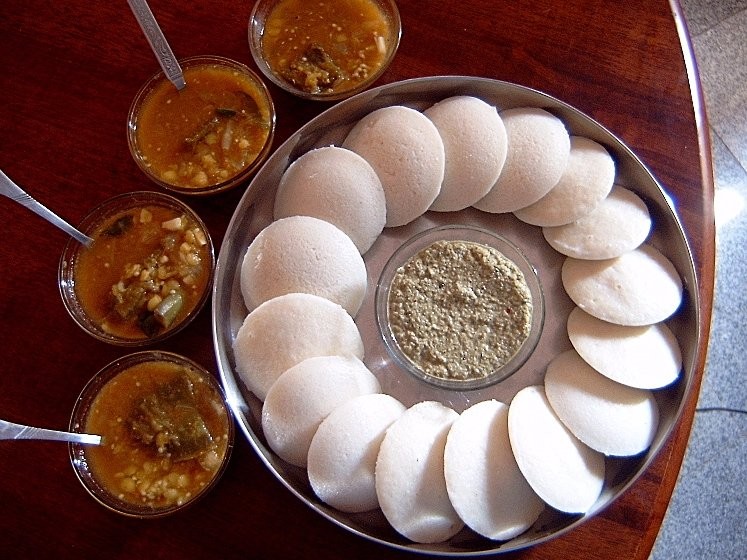 Ấn Độ: Bánh Idlis. Bánh Idlis mềm thường được dùng trong bữa sáng của người Ấn Độ. Tuy nhiên, khi  bị ốm đau họ cũng thường ăn bánh này với đường, sữa đông. Thậm chí một số người còn có sở thích ăn bánh này với súp cay.