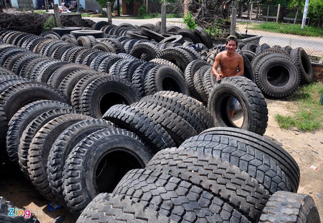 Lốp ôtô cũ xếp từ trong nhà đến ngoài sân ở một xưởng thuộc làng Hòa Bình, xã Nghĩa Hòa, huyện Tư Nghĩa (Quảng Ngãi). Theo thống kê của địa phương, có khoảng 400 hộ với 1.300 người dân quanh năm sống bằng nghề tái chế  lốp xe ôtô phế thải các loại.