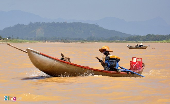 Dựa vào con nước thủy triều theo mùa, hàng ngày cả trăm người dân ở các xã Tịnh Long, Nghĩa Phú và phường Trương Quang Trọng (TP Quảng Ngãi) dậy lúc 5h đi ghe máy đến vùng nước lợ (cách cửa biển 2 km về phía Tây) ngâm mình dưới nước để  cào don, nhủi hến trên sông Trà Khúc.