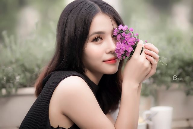 Nguyễn Thị Phương Anh (Phương Xíu) sinh năm 1998 hiện đang sinh sống và làm việc tại Hà Nội. Khác với những bạn bè của mình, cô nàng luôn đam mê lĩnh vực làm đẹp.