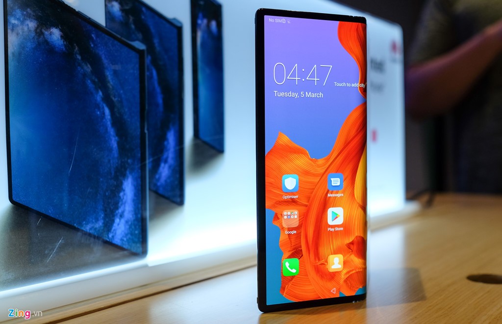  Huawei Mate X được ra mắt lần đầu tiên tại sự kiện MWC 2019. Sau một tuần, hãng đã giới thiệu model này Việt Nam. Model này có thiết kế lạ mắt, viền màn hình được làm khá mỏng.