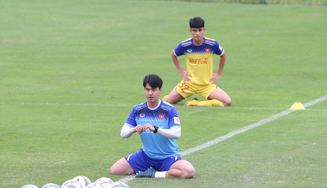 ĐT  U23 Việt Nam đang trong đợt tập trung chuẩn bị cho vòng loại U23 châu Á. Ngoài tình hình tập luyện, sức khỏe và phong độ của các cầu thủ, cũng như những đấu pháp mới mà HLV Park Hang Seo có thể áp dụng... người hâm mộ còn đang rất tò mò đến một nhân vật mới xuất hiện trong ban huấn luyện. Đó là Park Sung Gyun - HLV thể lực mới của ĐT U23 (áo xanh - PV).