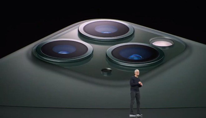 Apple trình làng iPhone 11 Pro với thiết kế cụm 3 camera vuông rất giống với các đồn đoán trước đó. iPhone 11 Pro có hai phiên bản là 11 Pro màn hình 5,8 inch giá 999 USD và Pro Max màn hình 6,5 inch giá 1099 USD.