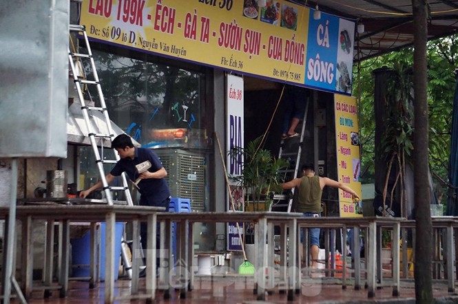 Ghi nhận trên tuyến đường Nguyễn Văn Huyên, nhiều chủ cơ sở kinh doanh ăn uống dọn dẹp bàn ghế, sửa sang hệ thống biển hiệu, camera sẵn sàng đón khách trở lại.