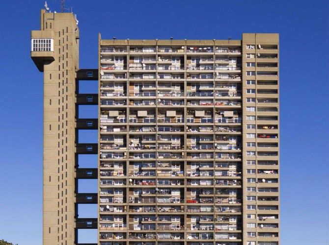 Một trong những tòa nhà xấu xí nhất thế giới là Trellick Tower ở North Kensington, London, Anh. Nhiều ý kiến cho rằng, Trellick Tower trông giống với một nhà máy công nghiệp hay một cơ sở quân sự xây vội hơn là chung cư cho người dân sinh sống.