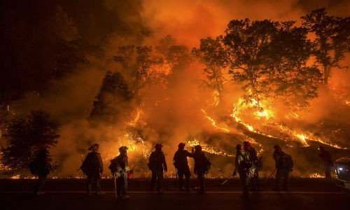 Vụ cháy rừng dữ dội tại bang California, Mỹ là một trong những sự kiện thế giới nổi bật tuần qua. Ảnh: Đám cháy Valley Fire lan rộng cả một bên sườn đồi ở hạt Lake, California ngày 13/9, thiêu rụi hàng trăm ngôi nhà và khiến hàng nghìn người phải sơ tán.